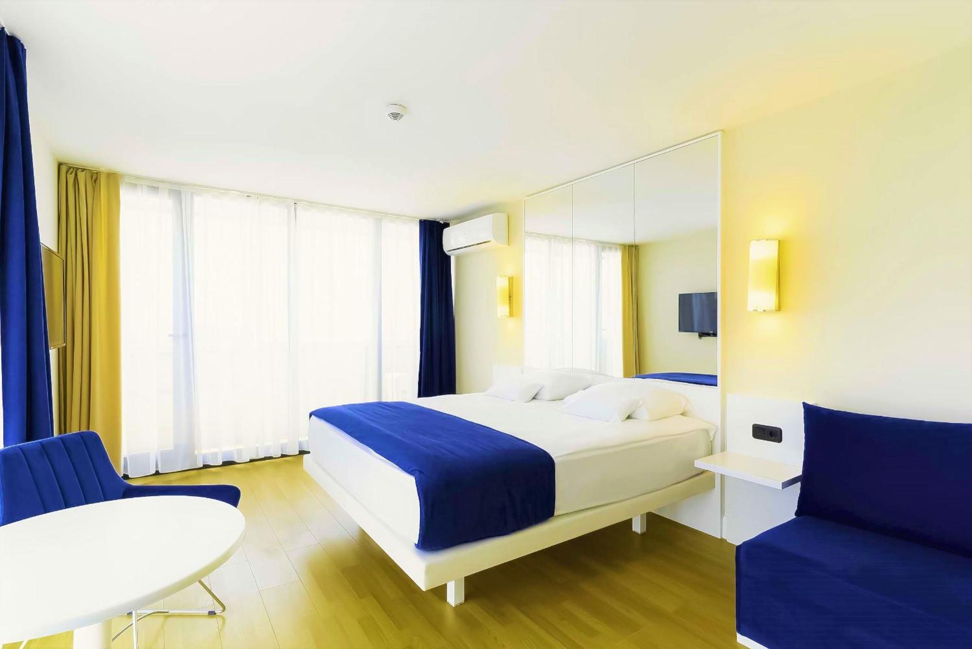 Orbi City Hotel With Sea View Batumi Bagian luar foto